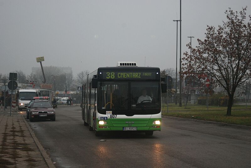 Specjalny autobus dojeżdżający na cmentarz. 